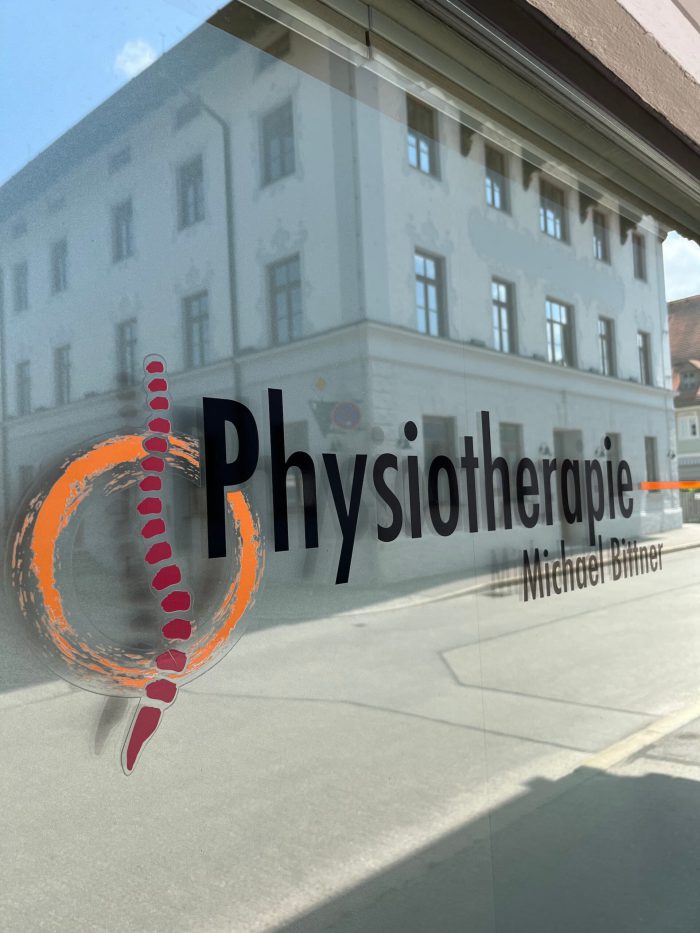 Schriftzug "Physiotherapie Michael Bittner" und Logo auf der Fensterscheibe der Physiotherapie in Lenggries